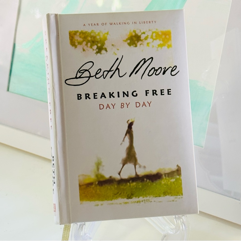 NEW Beth Moore Breaking Free Day By Day Devotional Hardcover Book